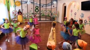 средняя группа танец Бабочки и цветы