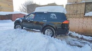 Мицубиси паджеро спорт 2 выбирается из сугроба