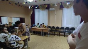 Раздали детям еду в школе интернат