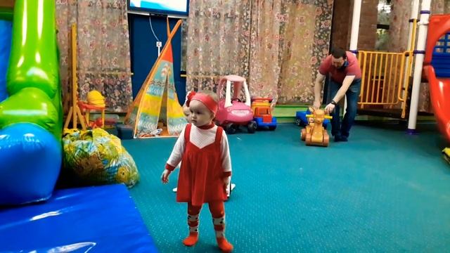 Аришка в Парке развлечений для Детей "МЕГАЛЭНД" смотреть онлайн