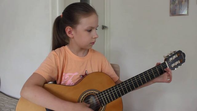 Mой костёр в тумане светит. Гитара. Ребенок играет на гитаре. Girl playing guitar. смотреть онлайн