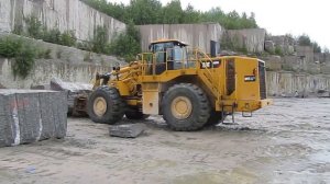 Погрузка блоков на карьере "Возрождение"