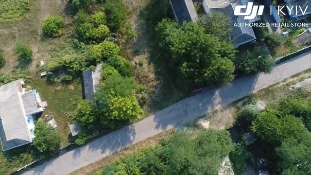 Человек укравший мешок кукурузы пытается убежать от дрона DJI смотреть онлайн