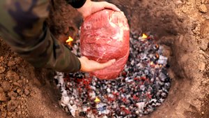 Мясо 5 одним большим куском запеченное в земле.