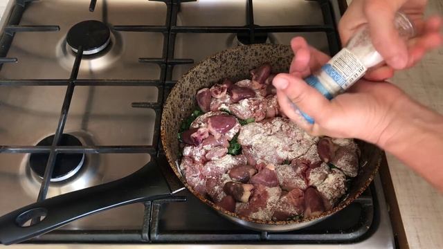 Нежная КУРИНАЯ ПЕЧЕНЬ с зеленым луком. Очень вкусная! смотреть онлайн