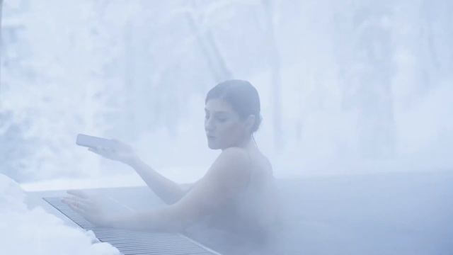 КРАСАВИЦА в ЗИМНЕМ БАССЕЙНЕ!