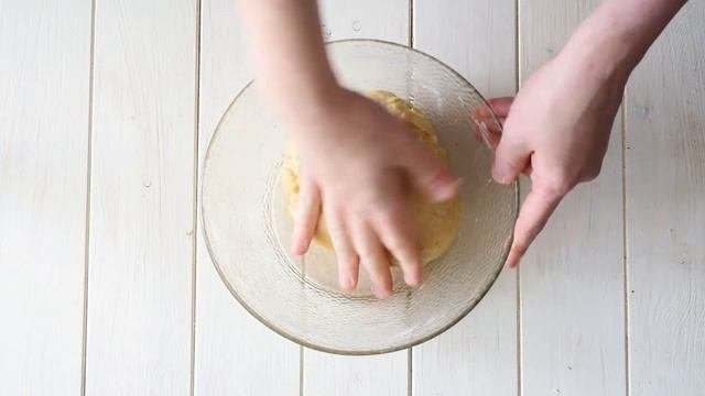 ? Песочное печенье на скорую руку на сметане и сливочном масле — видео рецепт