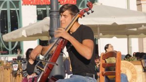 Парень душевно играет на виолончели