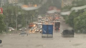 Саратов тонет: грозовые ливни затопили часть города#Saratov #thunderstorm #flood