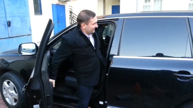 Как снять аккумулятор в Фольксваген Туарег? смотреть онлайн