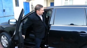 Как снять аккумулятор в Фольксваген Туарег?