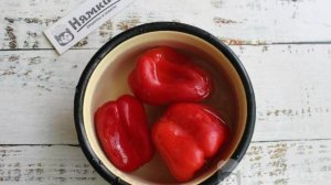 Салат из помидор, сладкого перца и зеленого базилика