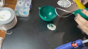 Как задекорировать шар, покрытый бархатной пудрой. Смотри и учись :)