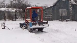 Китайский МИНИТРАКТОР против снега в деревне. Мал да удал!