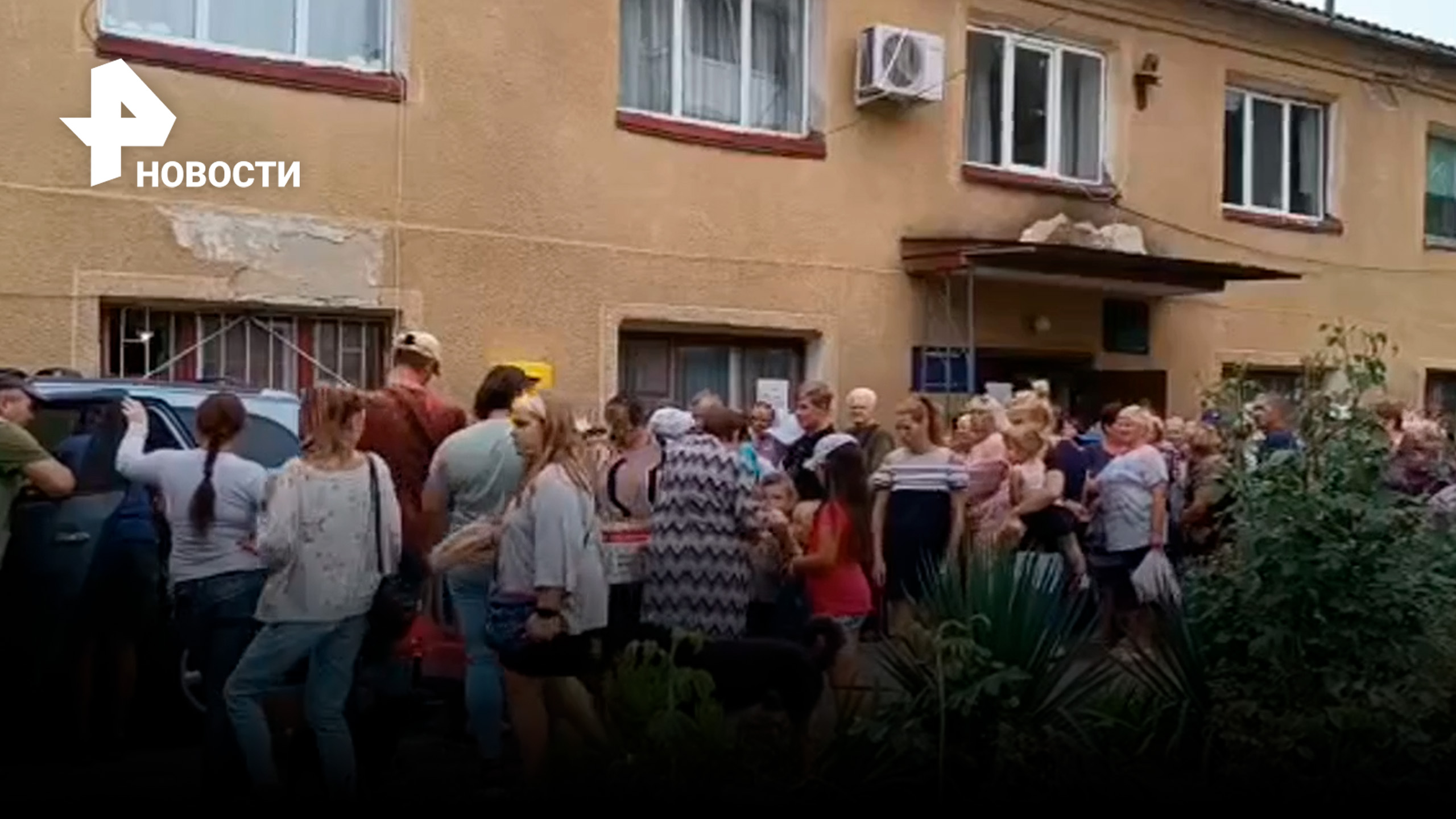 Километровые очереди за куском хлеба в Одессе: люди голодают /  РЕН Новости