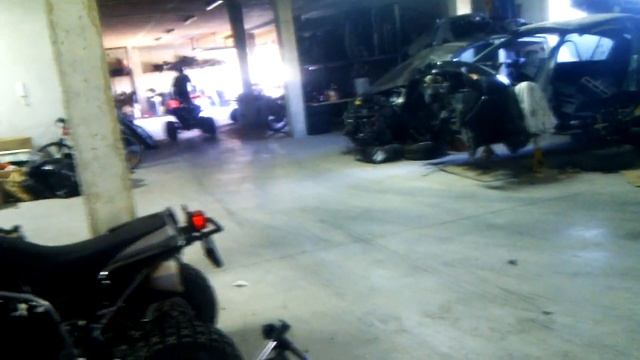 Having fun in the garage with Yamaha YFM 250R смотреть онлайн