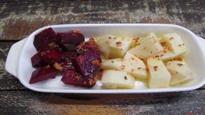 Салат из курицы с овощами и рукколой