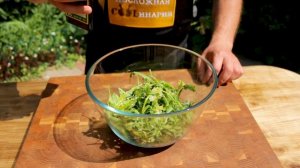 Салат с рукколой, помидорами черри, перепелиными яйцами и бальзамическим уксусом