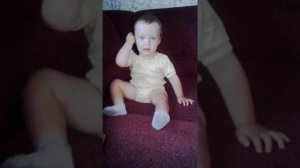 1,5 годовалый малыш разговаривает по телефону