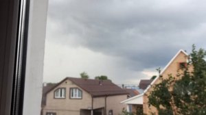 Надвигается сильная гроза. Поднимается  ветер, сверкают молнии и гремит гром.