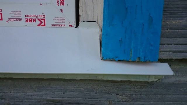Вставляем пластиковые окна в старые косяки деревенского дома.