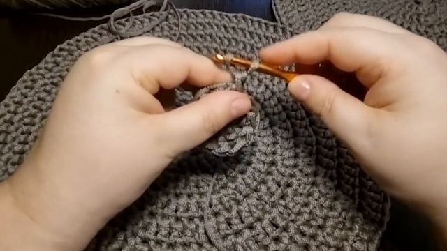 Вяжем крючком круглый ковер или плейсмат из полиэфирного шнура.