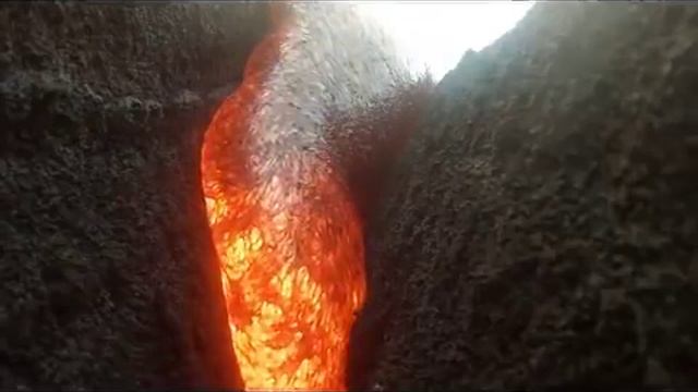 Что будет если поместить GoPro под волну вулканической лавы? смотреть онлайн