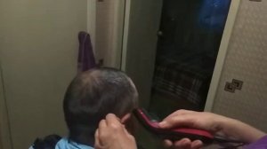 Мужская стрижка дома. Смешное домашнее видео. Подстригли Витю???