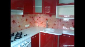 Рабочая стенка на кухню из стекла.