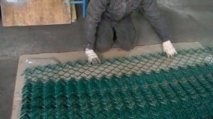 Перемотка сетки рабицы из компактного рулона в объемный