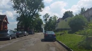 Ньюбург. Штат NY -Забитые окна, красные метки на домах