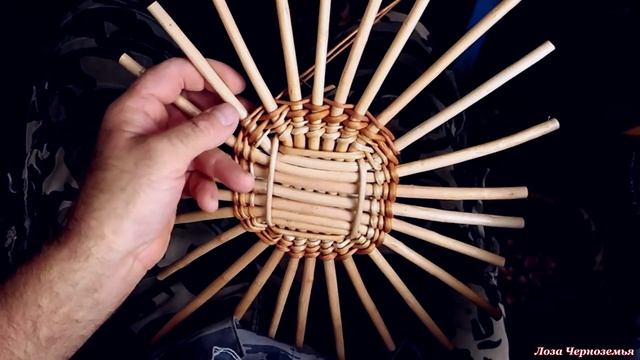 Плетение КРУГЛООВАЛЬНОГО, "экспериментального" донышка из прутьев ивы для интересной задумки. смотреть онлайн