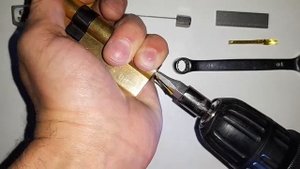 Вскрытие замка самоимпрессией с шуруповёртом или как открыть любой цилиндр европрофиля А и В.