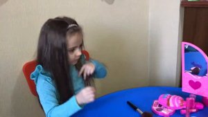 САЛОН КРАСОТЫ. Играем с Kinder Lisa. Видео для детей