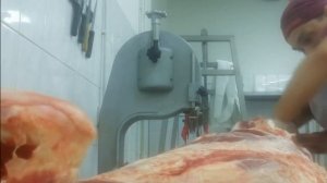 Как быстро обвалять мясную ногу говядины