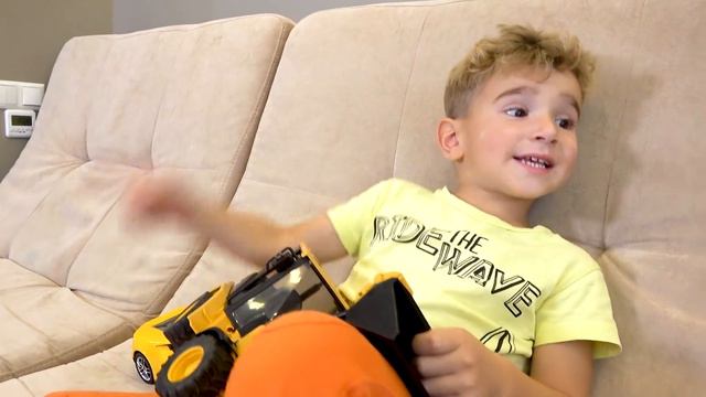 Lev and Gleb playing with Toy Excavator and ride on Big Power wheels Tractor смотреть онлайн