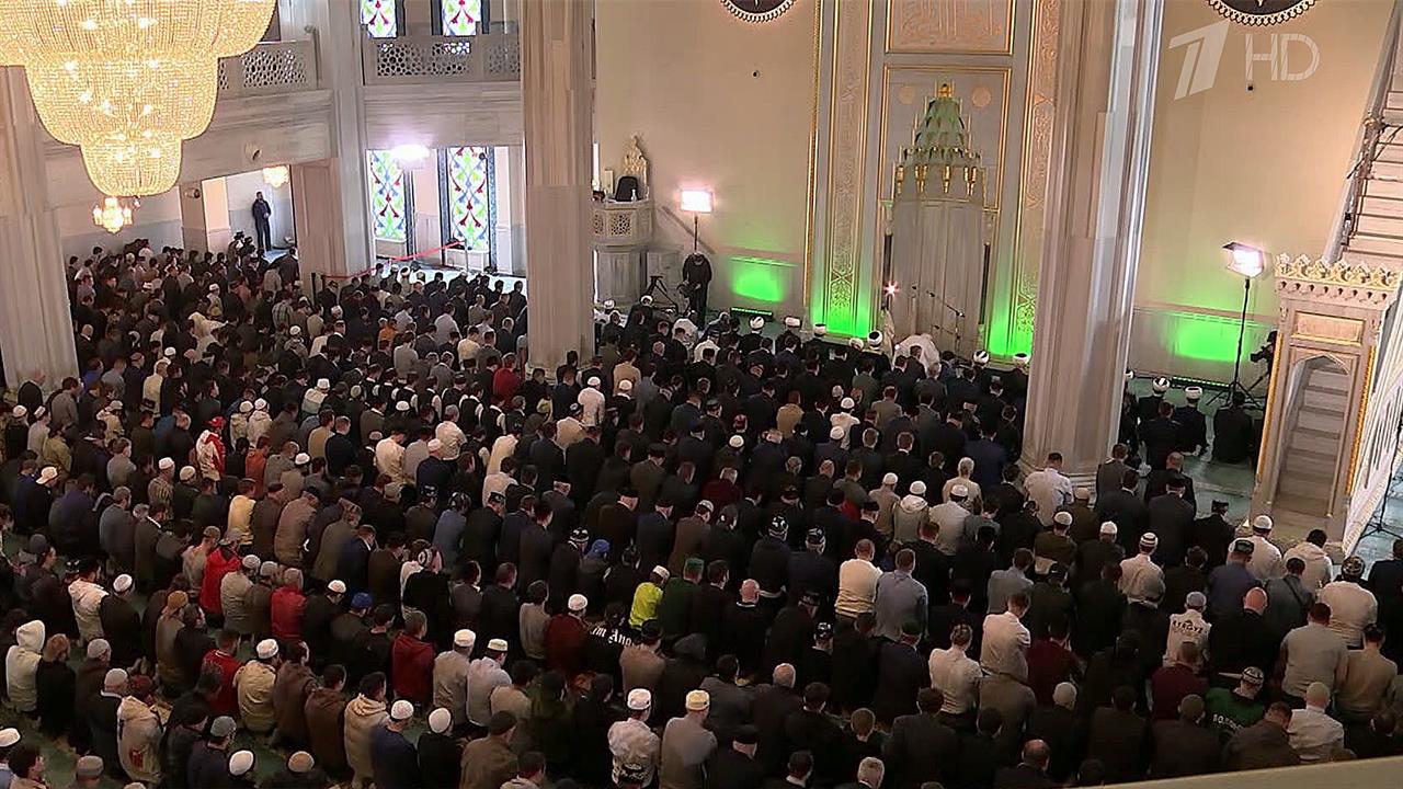 Исламский мир празднует завершение поста