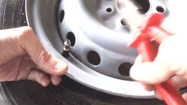 Замена соска (вентиля, золотника, ниппеля) без полной разбортовки на бескамерной шине!? смотреть онлайн