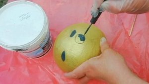 В моем цветнике прибавление сказочных героев. Колобок и пенёк из цемента.