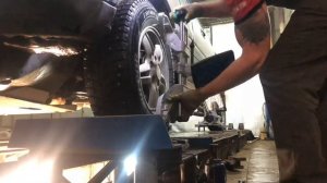 Honda CR-V. Как поменять рулевой наконечник. Как делается сход-развал.