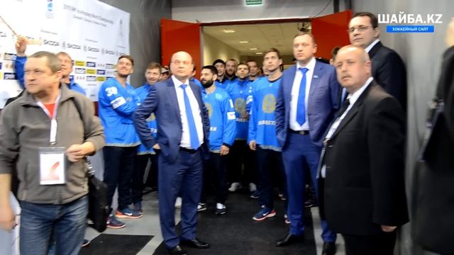 Андрей Назаров выводит сборную Казахстана на награждение смотреть онлайн