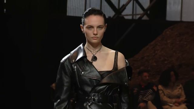 Alexander McQueen Autumn/Winter 2022 Show | Mycelium смотреть онлайн