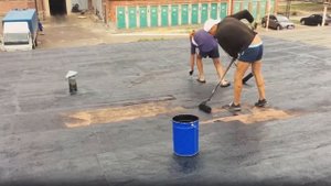 Обеспыливание. Нанесение праймера "Технониколь" на  старый слой кровли.