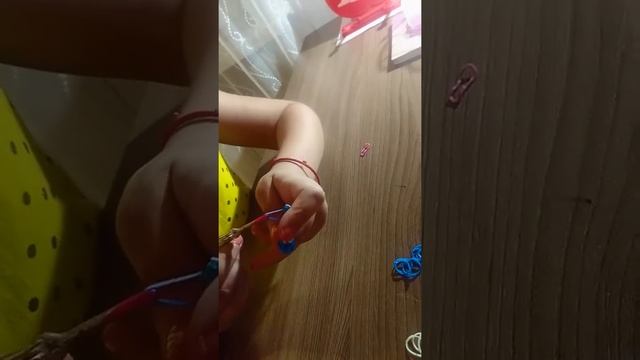 Плетение снежинок на рогатке из резинок смотреть онлайн