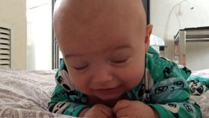 На животе лежать в 3 месяца не любим.