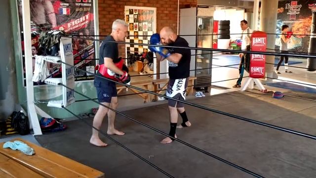 Muay thai kingsgym Агарон работа на лапах с Шихшабеком