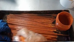 Покраска газетных трубочек из каталогов магазина. Часть 1.