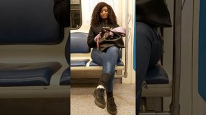 Негретоска поёт в метро