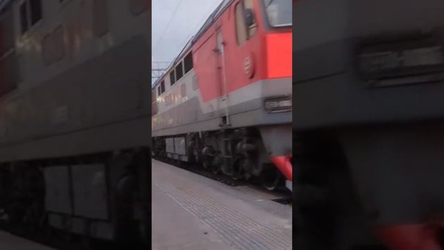 Два ТЭП70 с поездом Москва - Нальчик, на станции Елец смотреть онлайн
