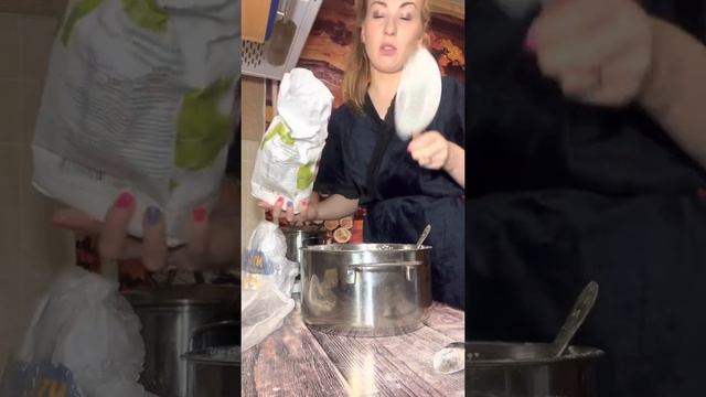 Готовлю обед. Курица в духовке. Салат со свеклой. Спагетти. Ставлю тесто на пирожки. смотреть онлайн